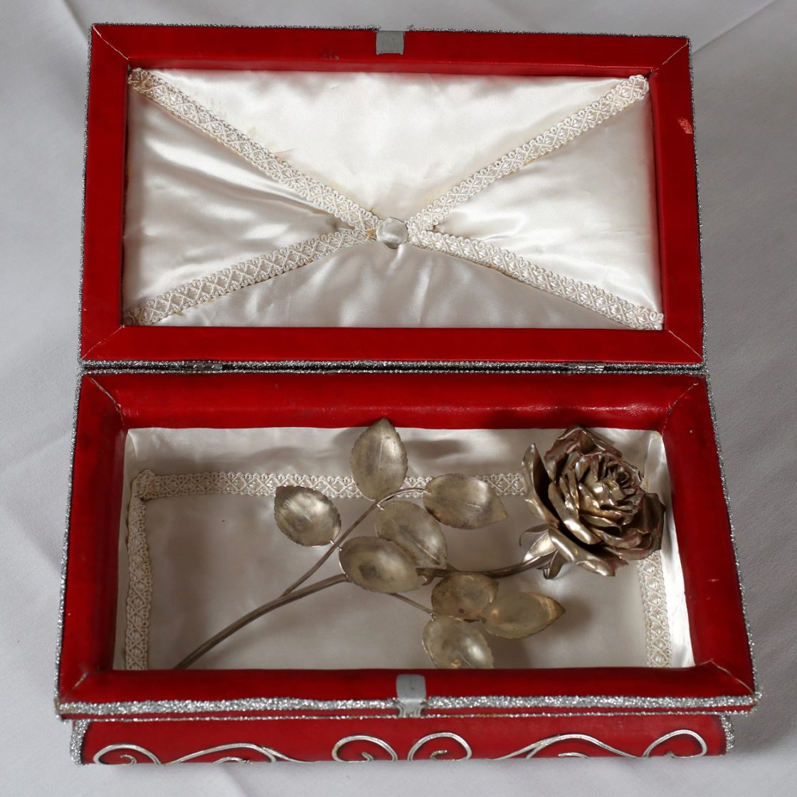 The rose from the 1980 production of Der Rosenkavalier (Photo: Sam Stephenson).