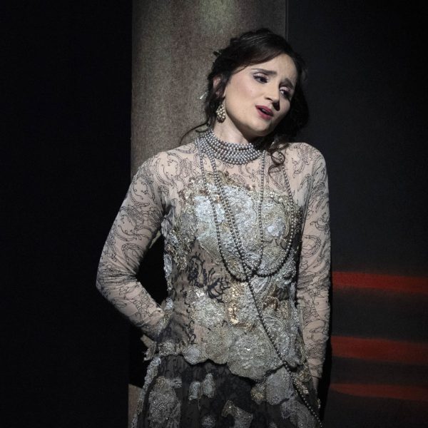 Explore La traviata 